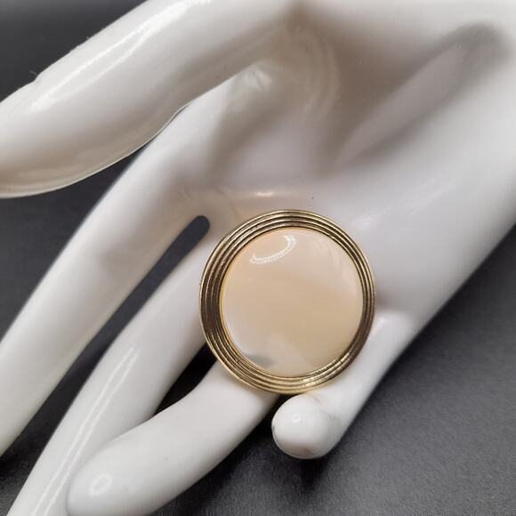 Vintage Western Germany Scarf Clip, Cream Art Glass, 1950s Jewelry - Picture 1 of 13